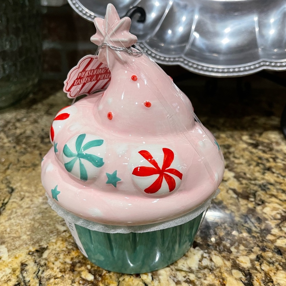 10 strawberry street cupcake nesting measuring cup holder - Brand new
